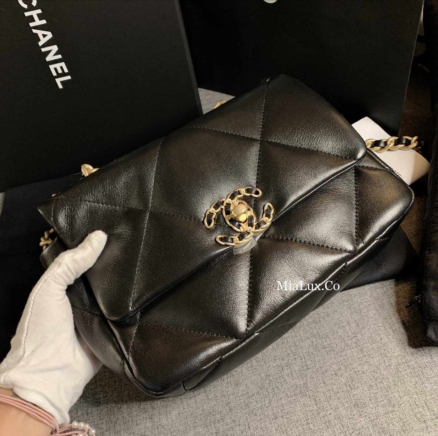 CHANEL▶︎✨| 19 LAMBSKIN HANDBAG 中款經典19小羊皮翻蓋鏈包 AS1160 *£5,360