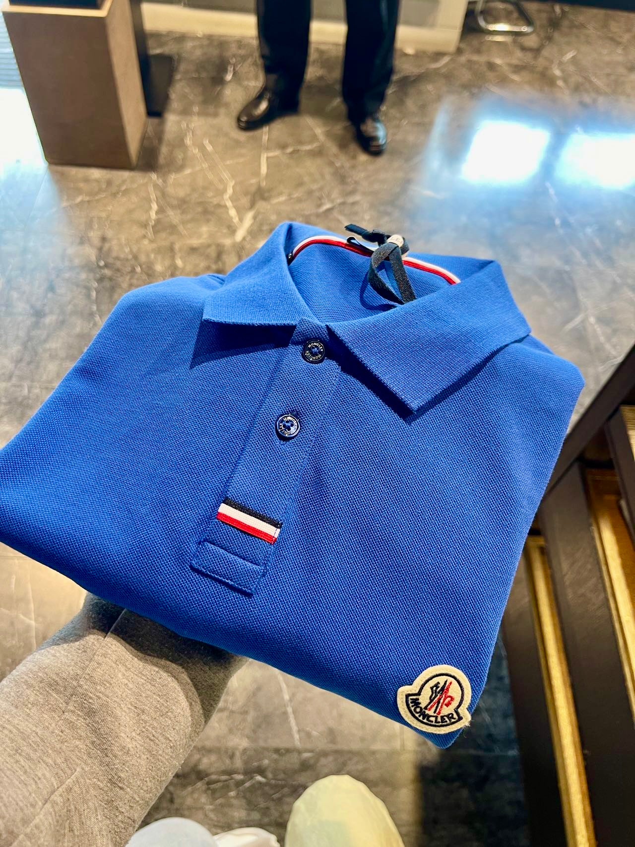 @Moncler 男生款扣下飾邊Polo上衣/250P167 🔔限時折🉐8320