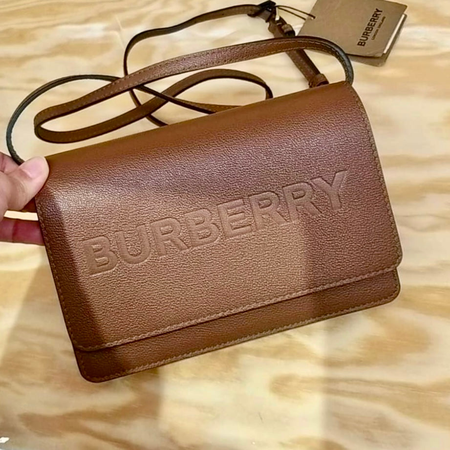 @Burberry Hampshire 壓印翻蓋側背包/P555 🔥折上七折🉐18480