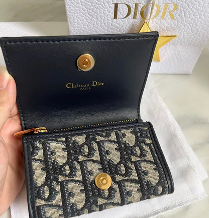 Dior 30 Montaigne Glycine 蒙田藍緹花翻蓋卡包/410E450 🉐15500🇪🇺🏷