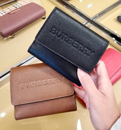 @Burberry Luna Embossed Logo 壓印雙開翻蓋短夾/400P280 🔥折上七折🉐9980