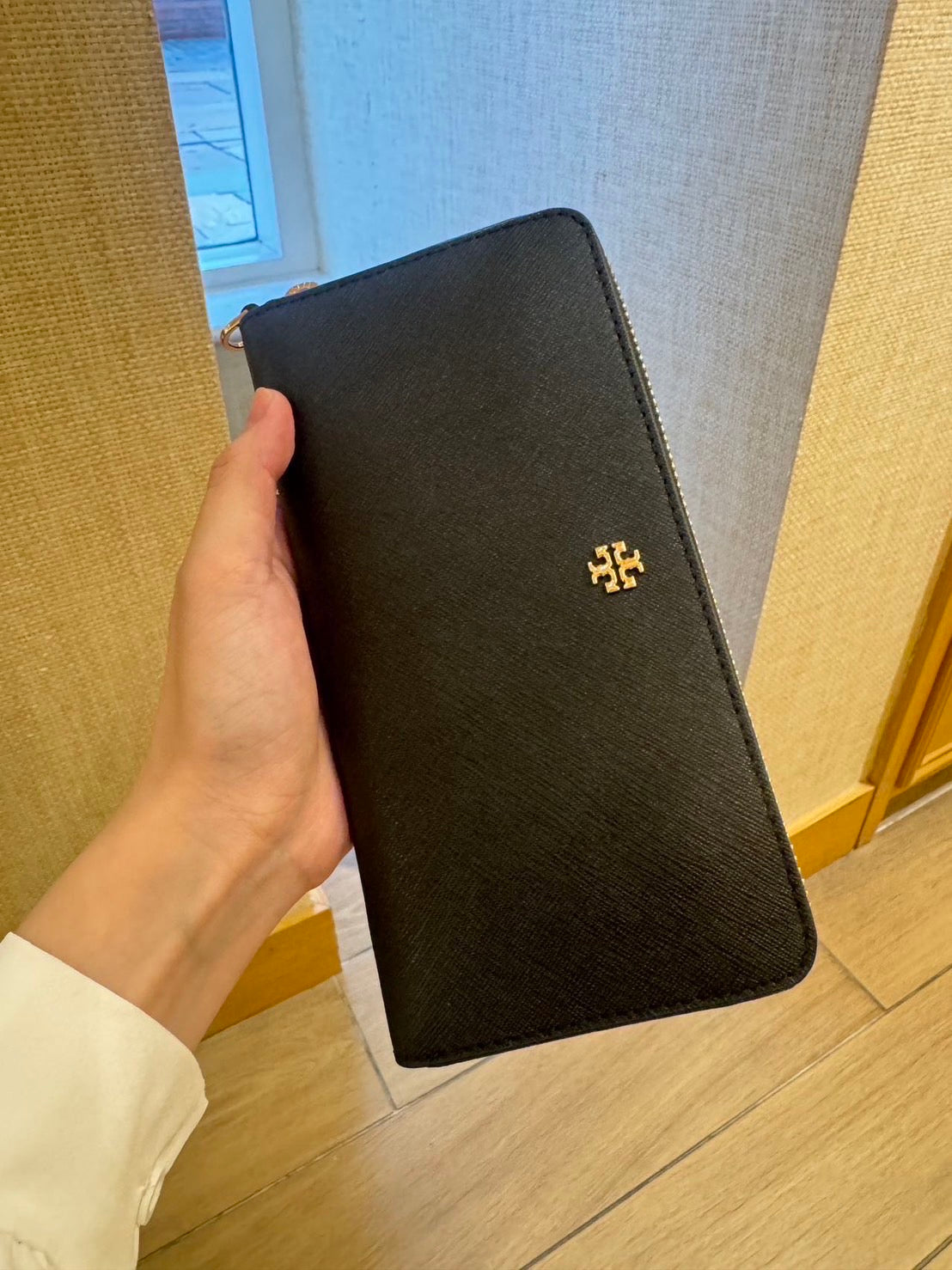 *Tory Burch  Logo Zip Wallet 小金LOGO拉鍊長夾- 黑色