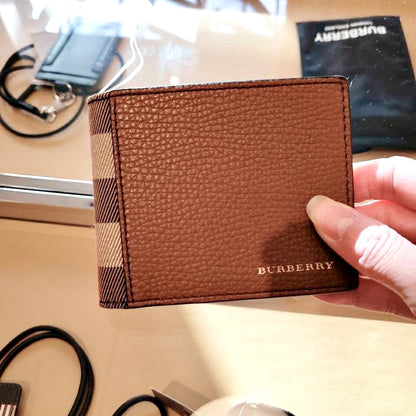 @Burberry MS Bifold 男女款格紋拼接燙金字雙開短夾/P159 🔥下殺🉐8660