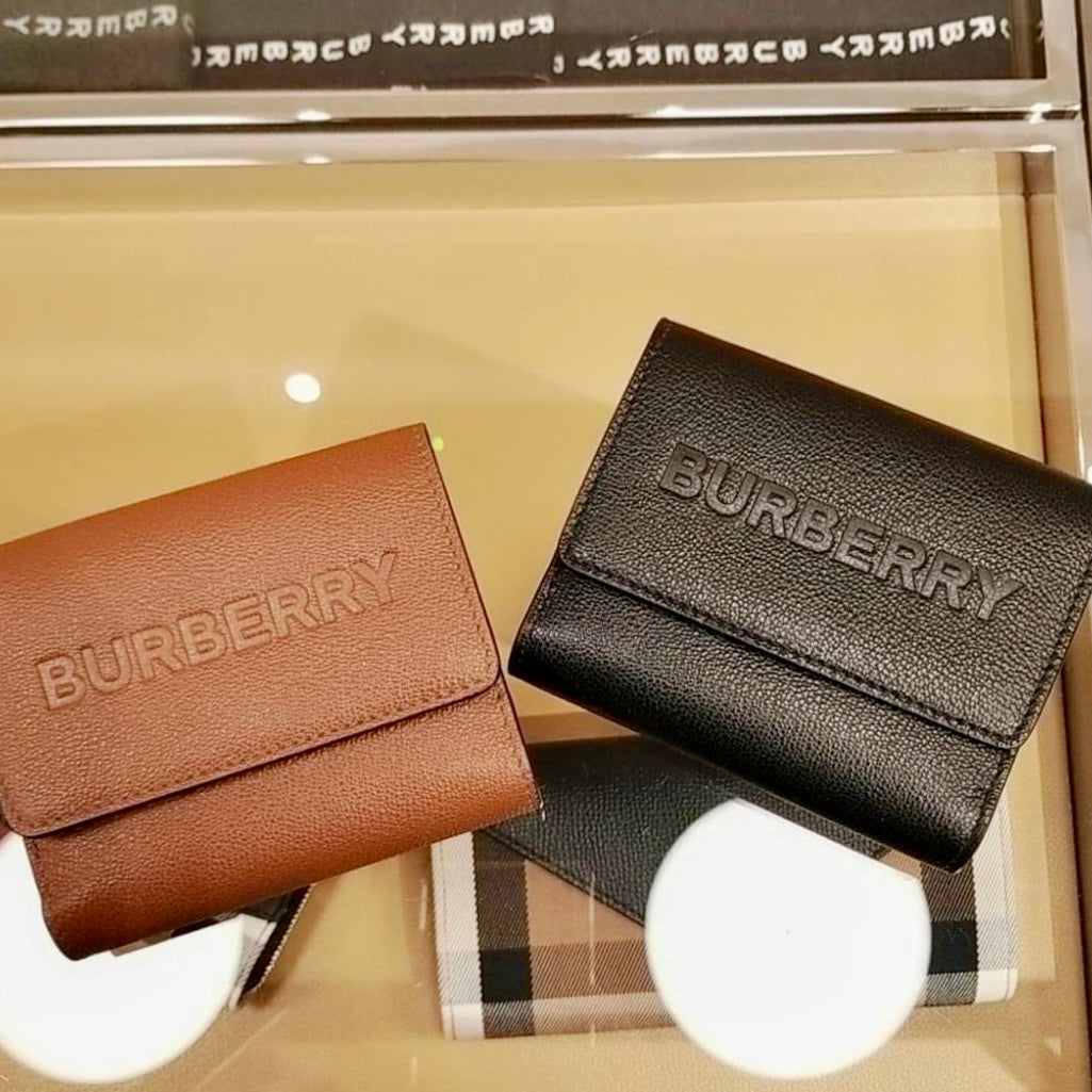 @Burberry Luna Embossed Logo 壓印雙開翻蓋短夾/400P280 🔥折上七折🉐9980