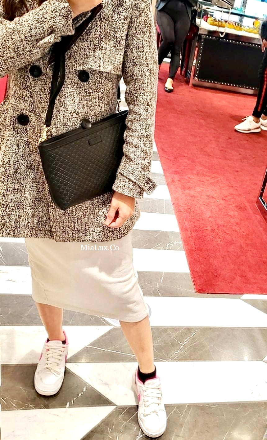 @Gucci Embossed Bag 男女款壓紋拉鍊側背包/P420 🔔限時折🉐19900