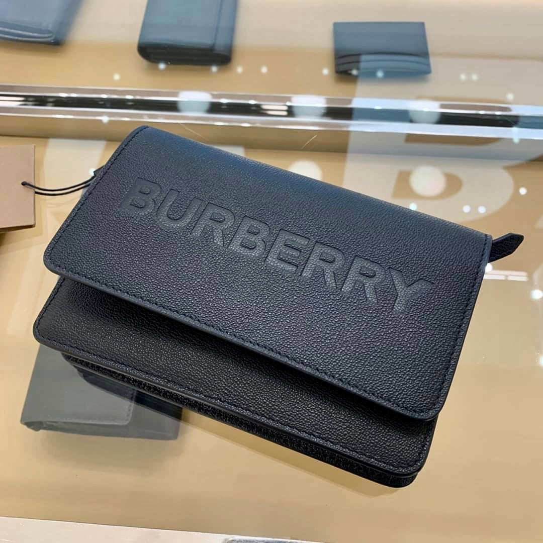 @Burberry Hampshire 壓印翻蓋側背包/P555 🔥折上七折🉐18480