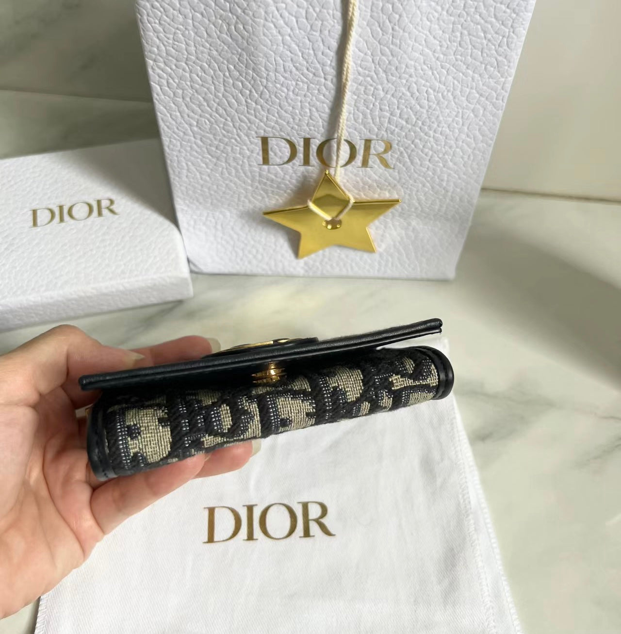 Dior 30 Montaigne Glycine 蒙田藍緹花翻蓋卡包/410E450 🉐15500🇪🇺🏷