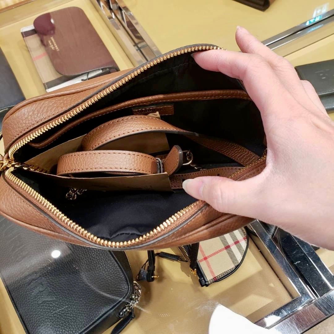 @Burberry Elongated Embossed Logo 小款壓印相機包/P665 🔥下殺🉐30930