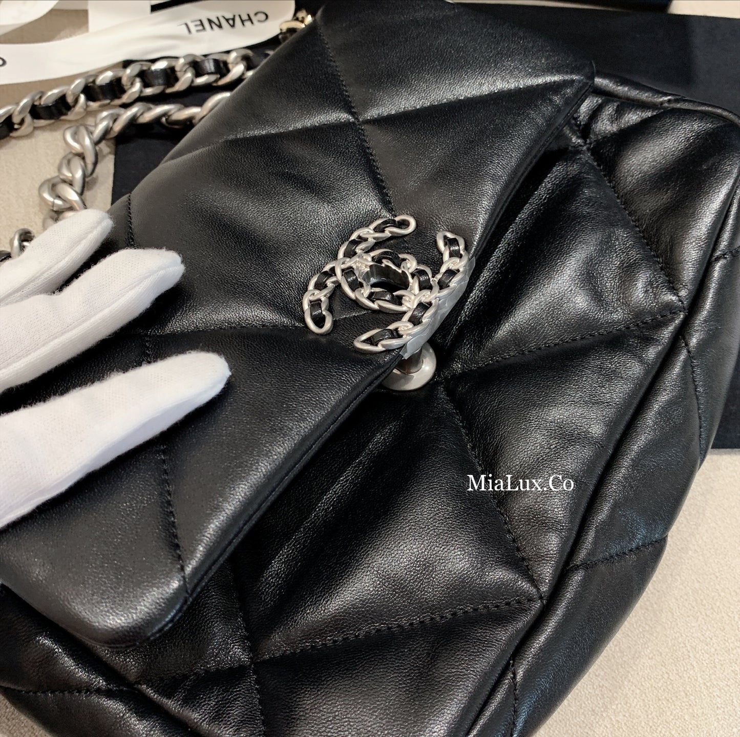 CHANEL▶︎✨| 19 LAMBSKIN HANDBAG 中款經典19小羊皮翻蓋鏈包 AS1160 *£5,360