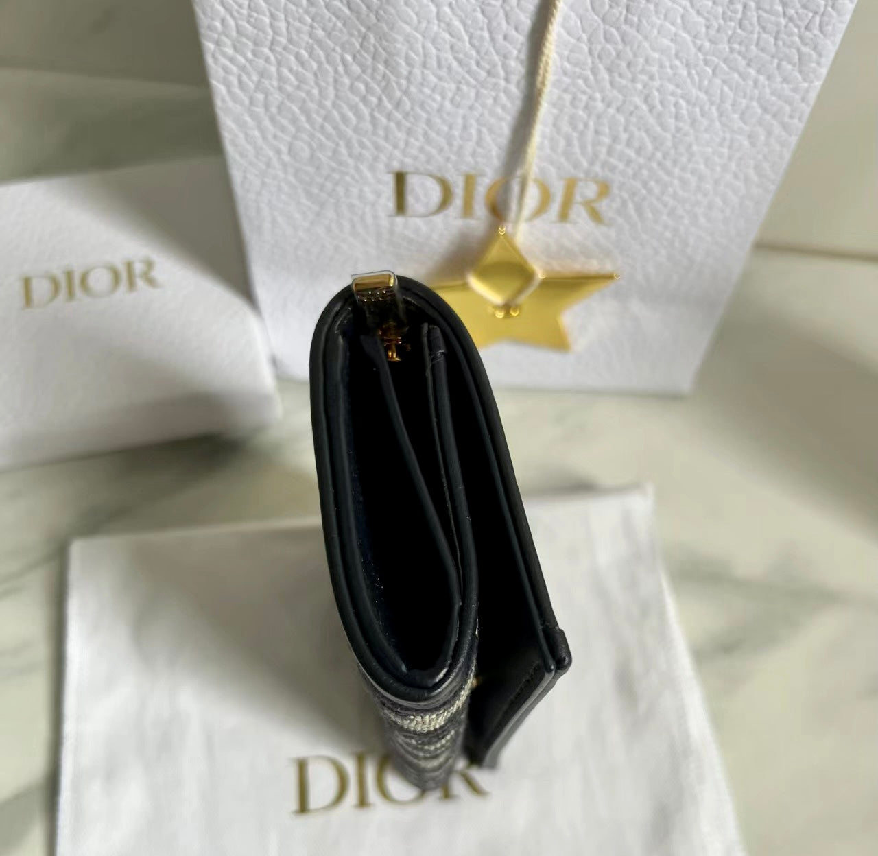 Dior 30 Montaigne Glycine 蒙田藍緹花翻蓋卡包/410E450 🉐15500🇪🇺🏷