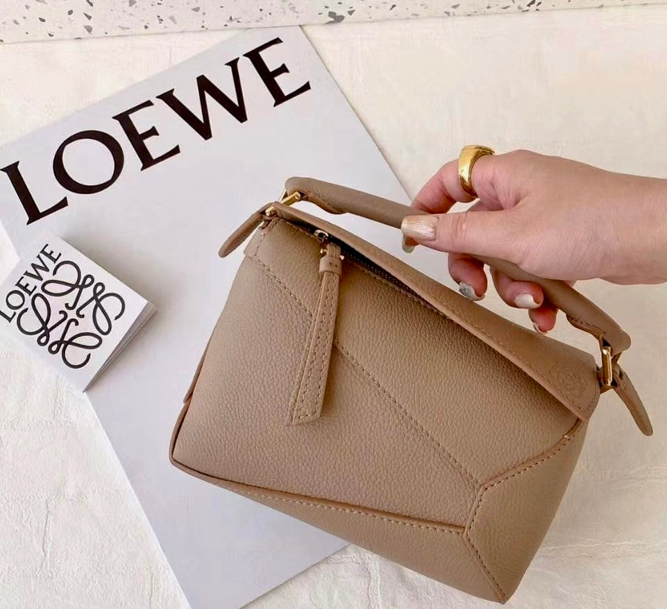 Loewe▪️Puzzle Bag Mini 軟粒面牛皮拼圖包/1900H1710 💚折扣🉐69800