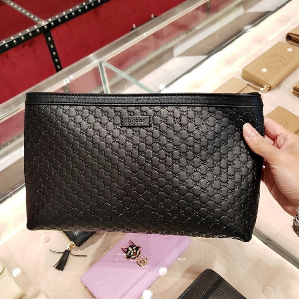 @Gucci Embossed Bag 男女款壓紋拉鍊側背包/P420 🔔限時折🉐19900