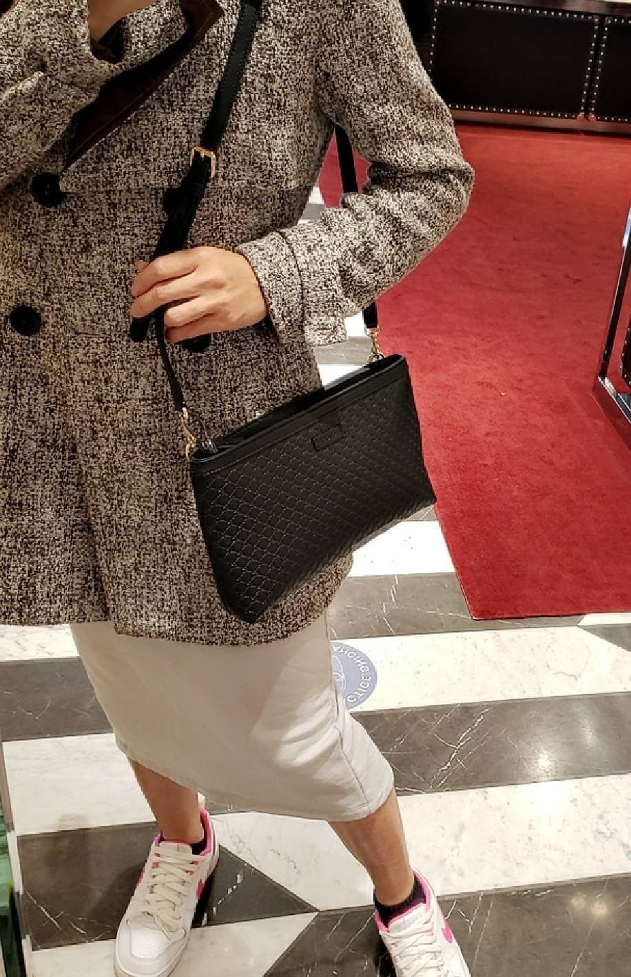 @Gucci Embossed Bag 男女款壓紋拉鍊側背包/P420 🔔限時折🉐19900