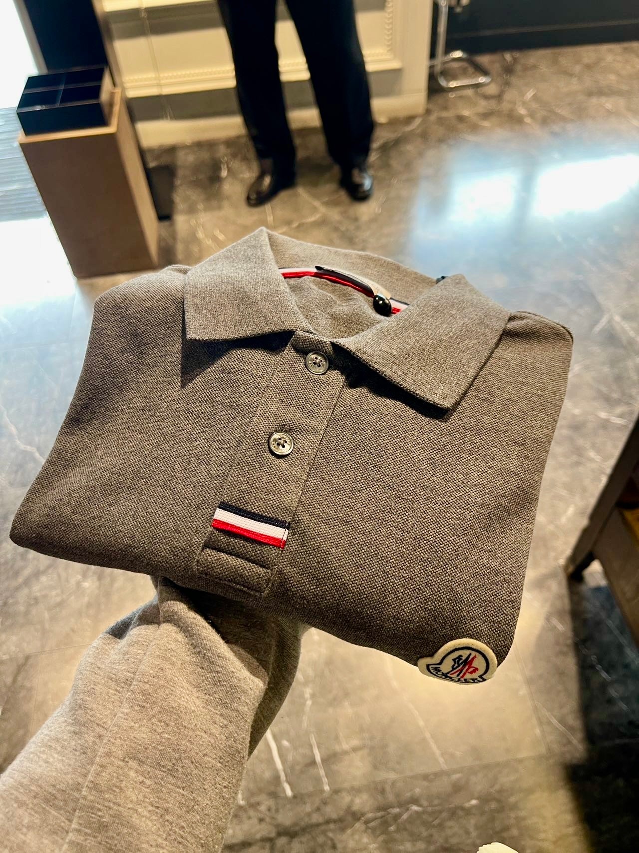 @Moncler 男生款扣下飾邊Polo上衣/250P167 🔔限時折🉐8320