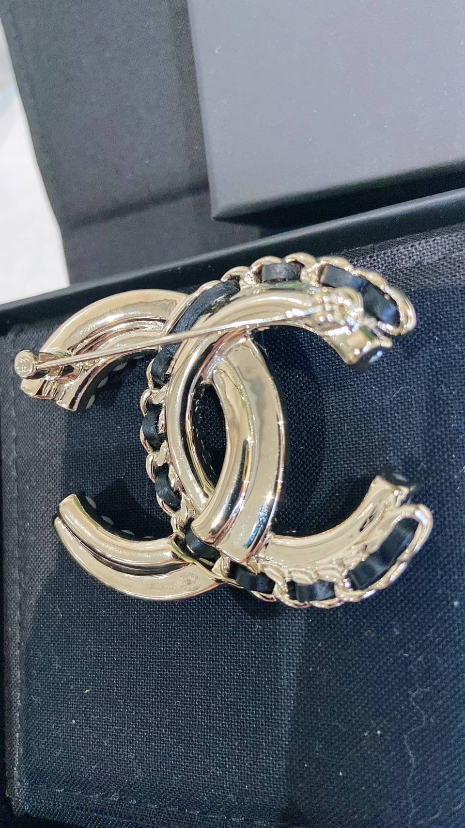 *現貨* CHANEL CC METAL BROOCH 雙C金銀水鑽皮革胸針/680