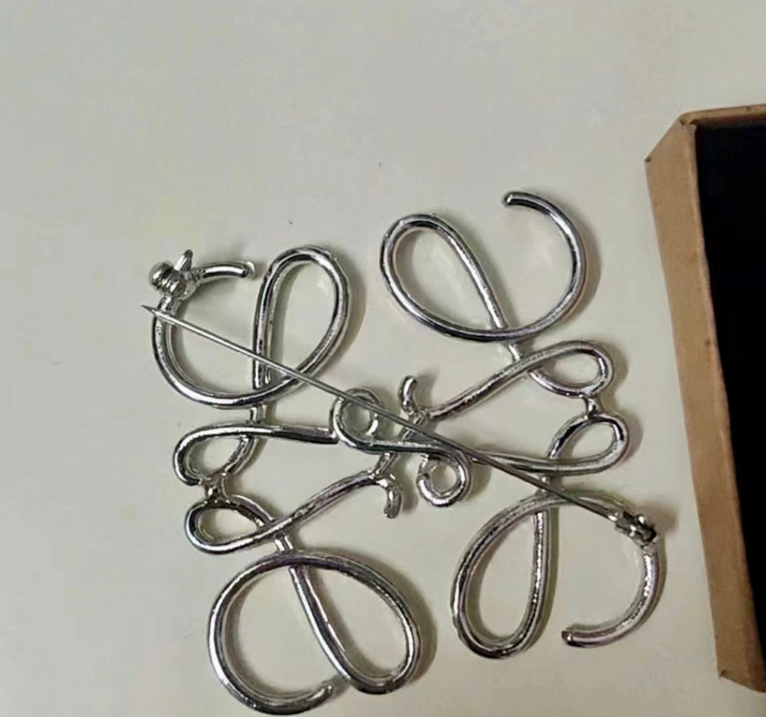 Loewe Anagram Brooch in Metal 單色金屬胸針/225H203 💚折扣🉐8510