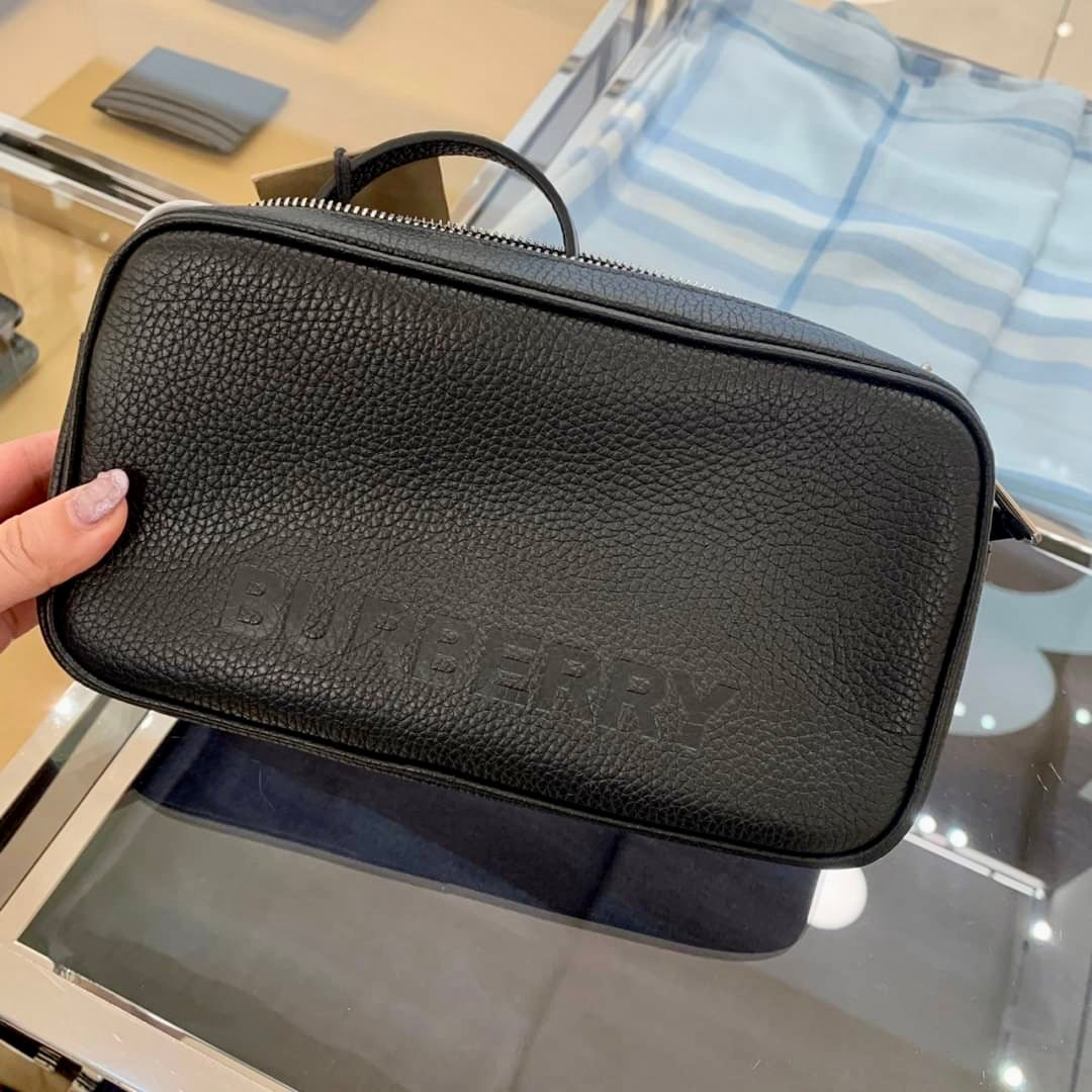 @Burberry Elongated Embossed Logo 小款壓印相機包/P665 🔥下殺🉐30930