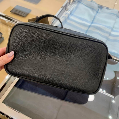 @Burberry Elongated Embossed Logo 小款壓印相機包/P665 🔥下殺🉐30930