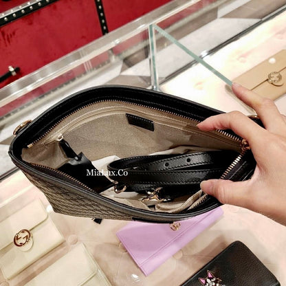 @Gucci Embossed Bag 男女款壓紋拉鍊側背包/P420 🔔限時折🉐19900