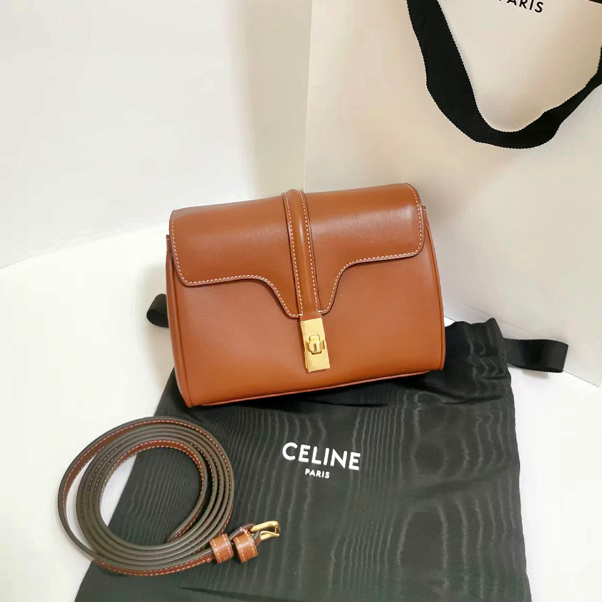 Celine▪️SOFT 16 迷你16軟皮翻蓋包/1550E1700 🉐60500🇪🇺