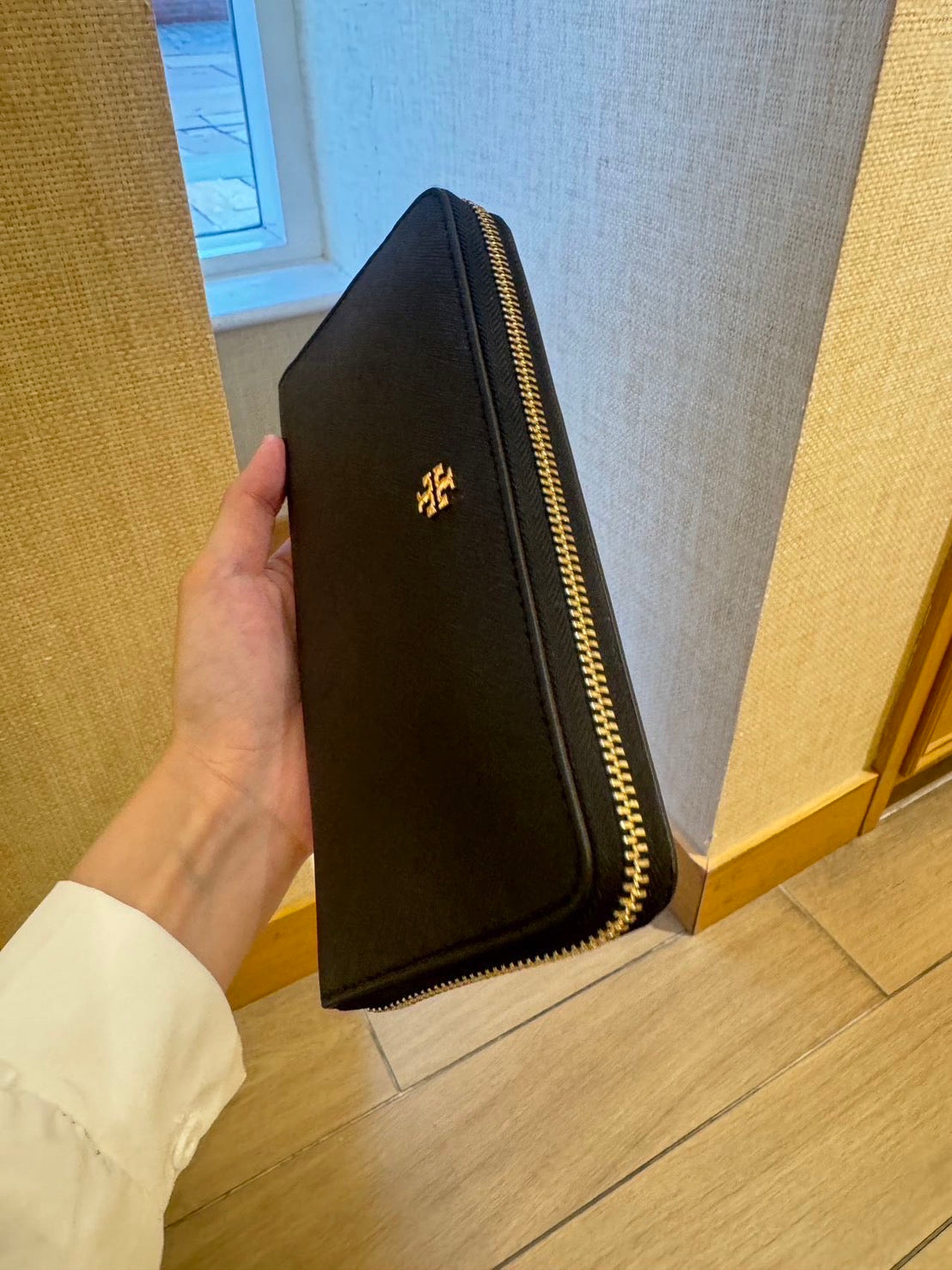 *Tory Burch  Logo Zip Wallet 小金LOGO拉鍊長夾- 黑色