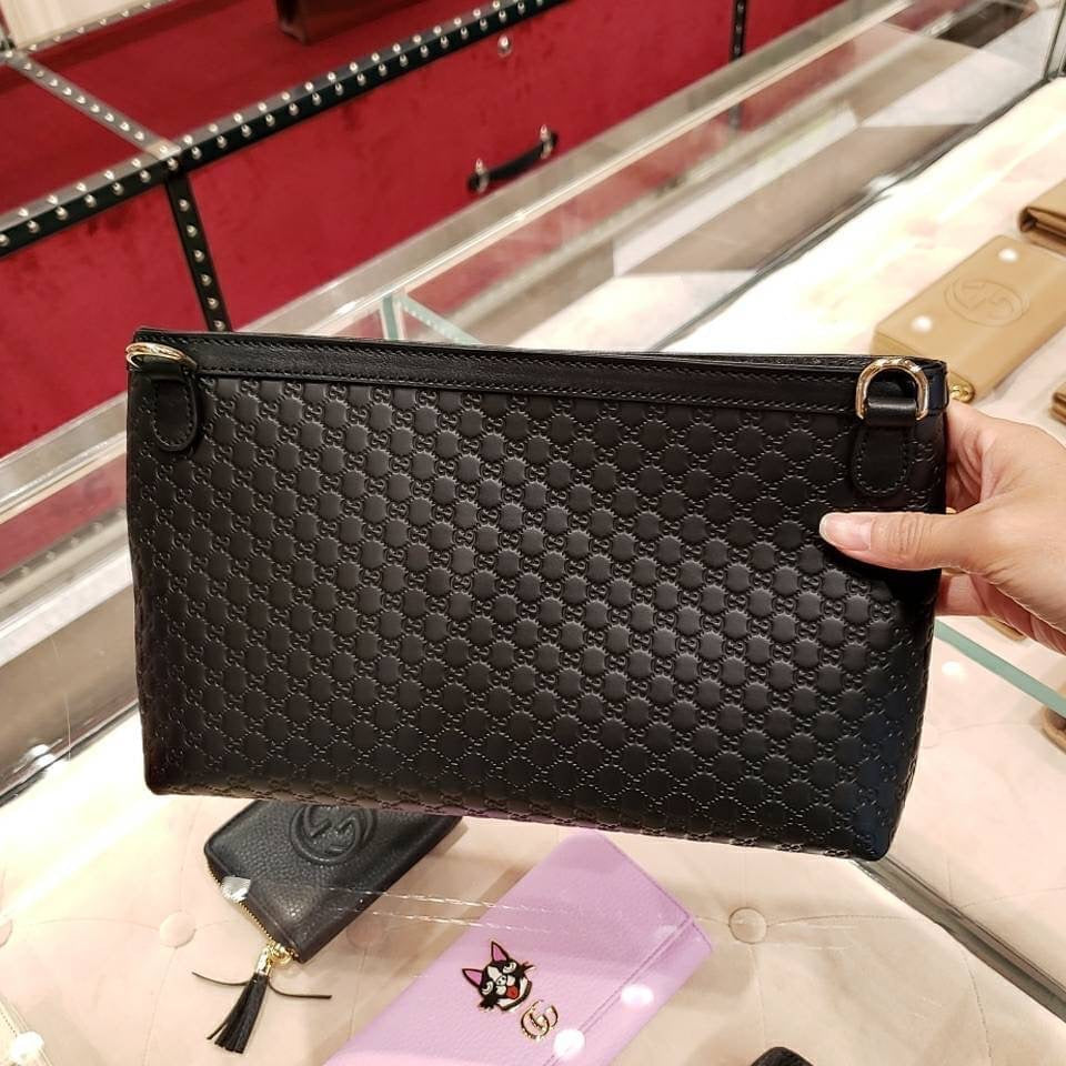 @Gucci Embossed Bag 男女款壓紋拉鍊側背包/P420 🔔限時折🉐19900