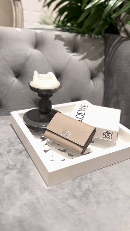 *現貨*Loewe▪️ Anagram Vertical S 小款三折短夾-沙色/495 年前特價🉐15800
