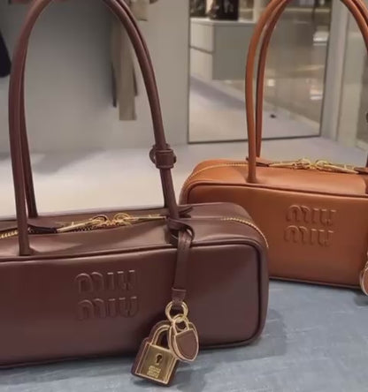 MiuMiu▪️Beau Leather 新長柄保齡球包/2600E2850 🉐103600🇪🇺