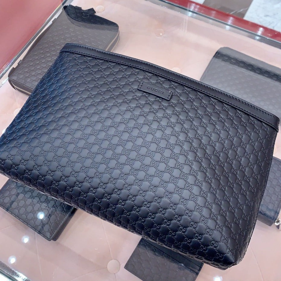 @Gucci Embossed Bag 男女款壓紋拉鍊側背包/P420 🔔限時折🉐19900