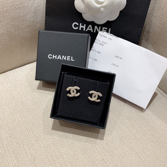 CHANEL✨| CC PEARL AND CRYSTAL METAL EARRINGS 雙C珍珠連排水晶耳釘 AB9400 -