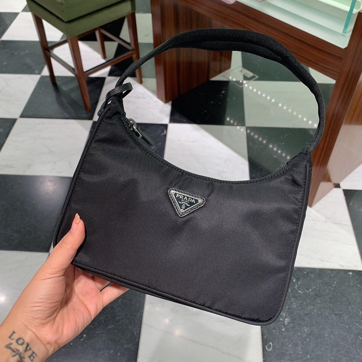 Prada Re-Edition 2000 Mini 尼龍腋下包/E920 🉐33200🇪🇺