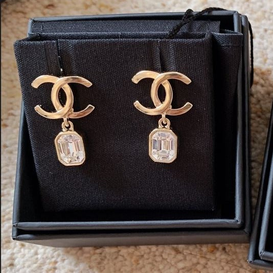 CHANEL✨ GOLD CC CRYSTAL PENDANT EARRINGS 方形水晶垂墜耳環 AB9313 -