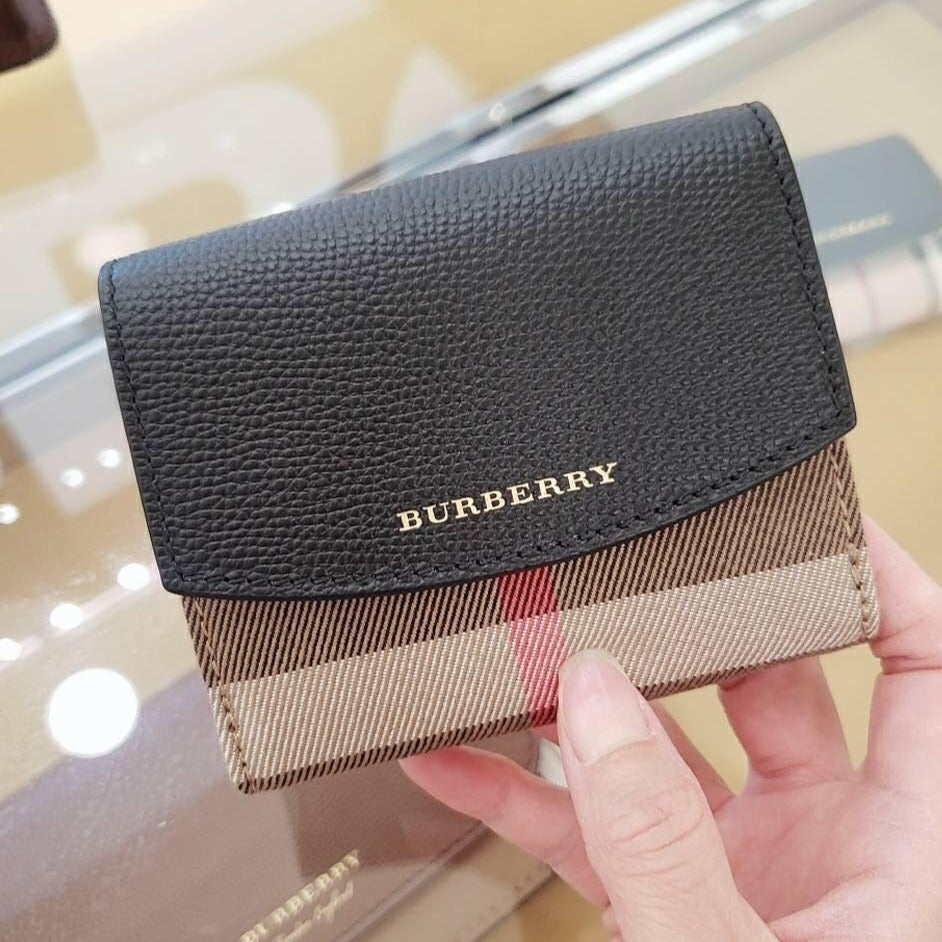 @Burberry Luna 小款格紋拼皮翻蓋短夾/P215 🔥下殺🉐11000