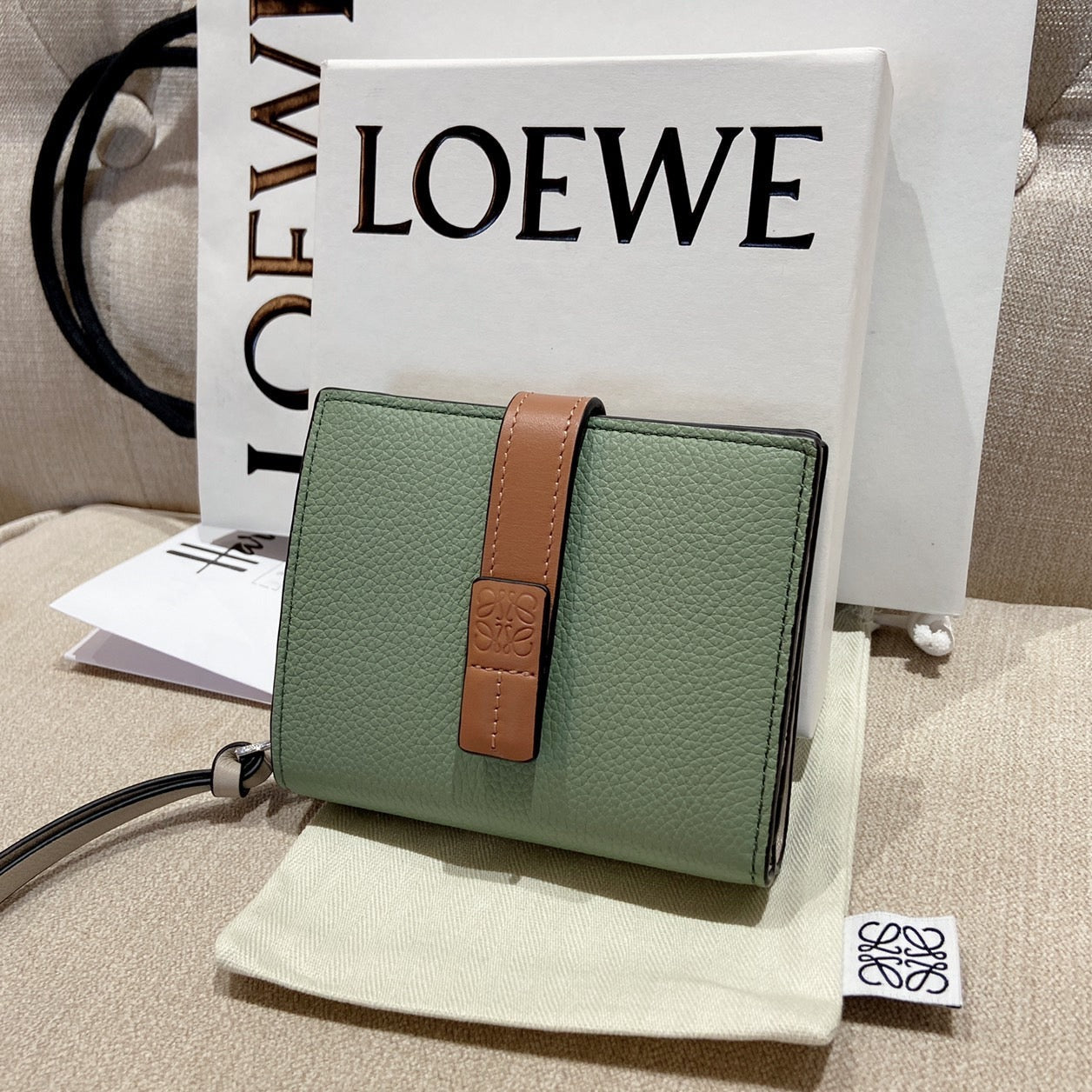 Loewe▪️Compact zip 軟粒面牛皮雙開短夾/495H446 💚折扣🉐18710