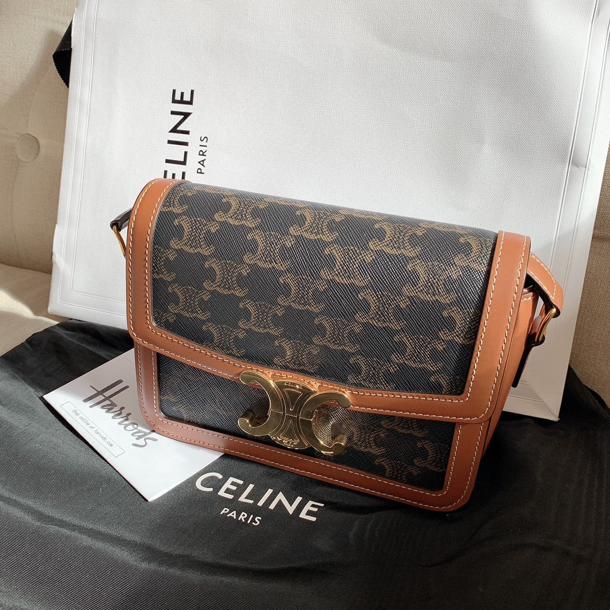 Celine▪️TRIOMPHE TEEN 老花翻蓋包/2950E3000 🉐106000🇪🇺