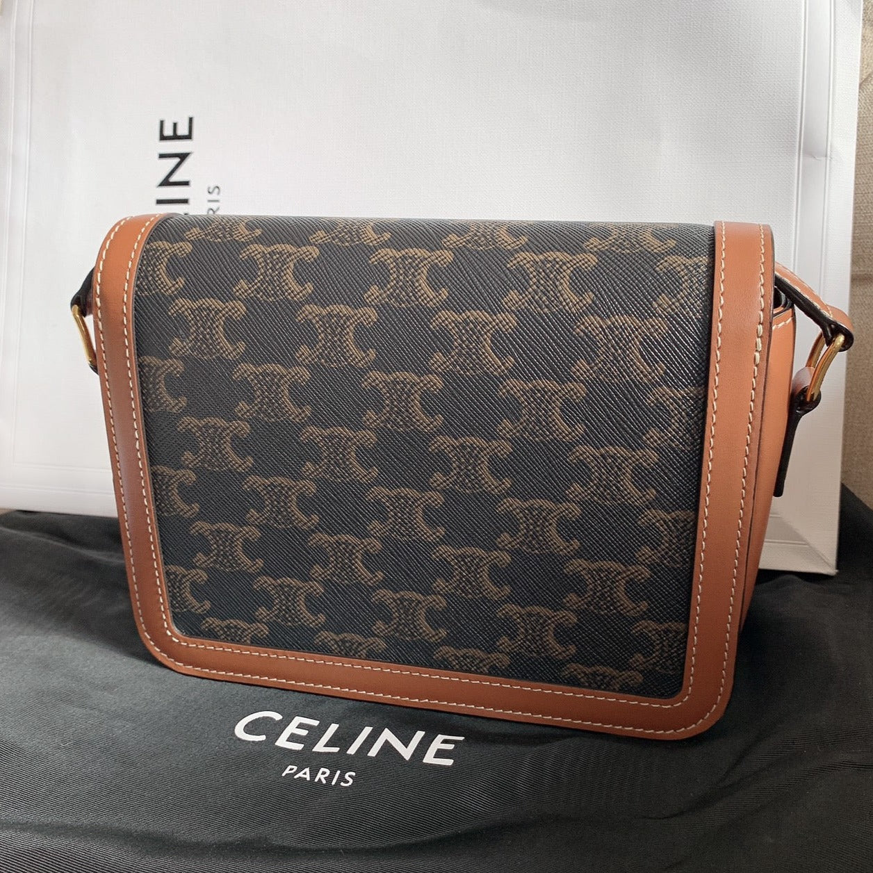 Celine▪️TRIOMPHE TEEN 老花翻蓋包/2950E3000 🉐106000🇪🇺