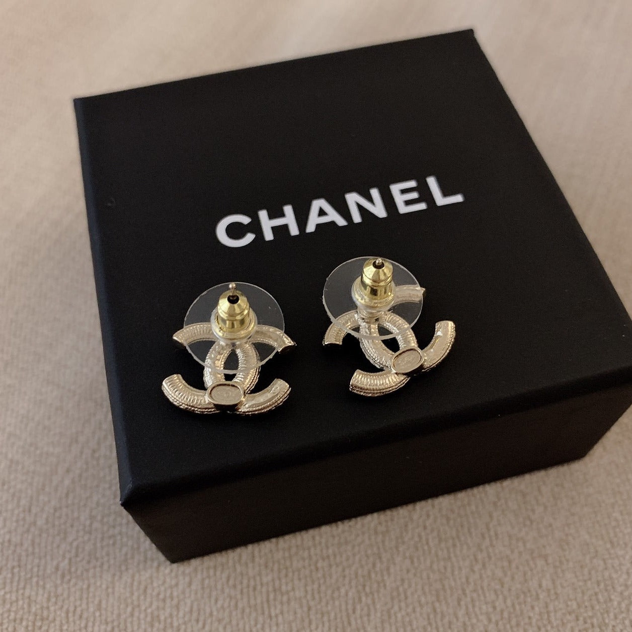 CHANEL✨ CC SMALL PEARL METAL EARRINGS CC小珍珠耳釘 AB8518 -