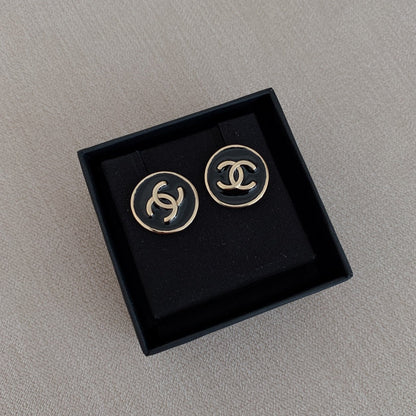 CHANEL✨ CC HOOP GOLD AND BLACK METAL EARRINGS 圓黑底雙C金字耳針 AB8764 -