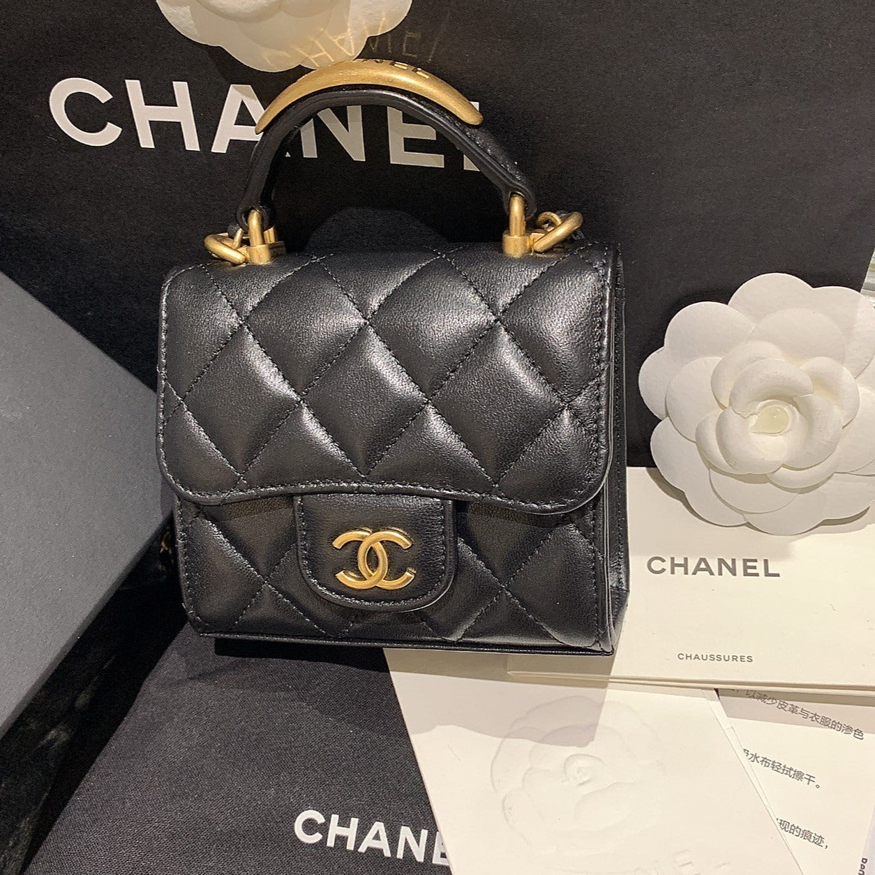 CHANEL▶︎✨| MINI LAMBSKIN FLAP CLUTCH 迷你小羊皮金手把翻蓋鏈包 AP2682 -