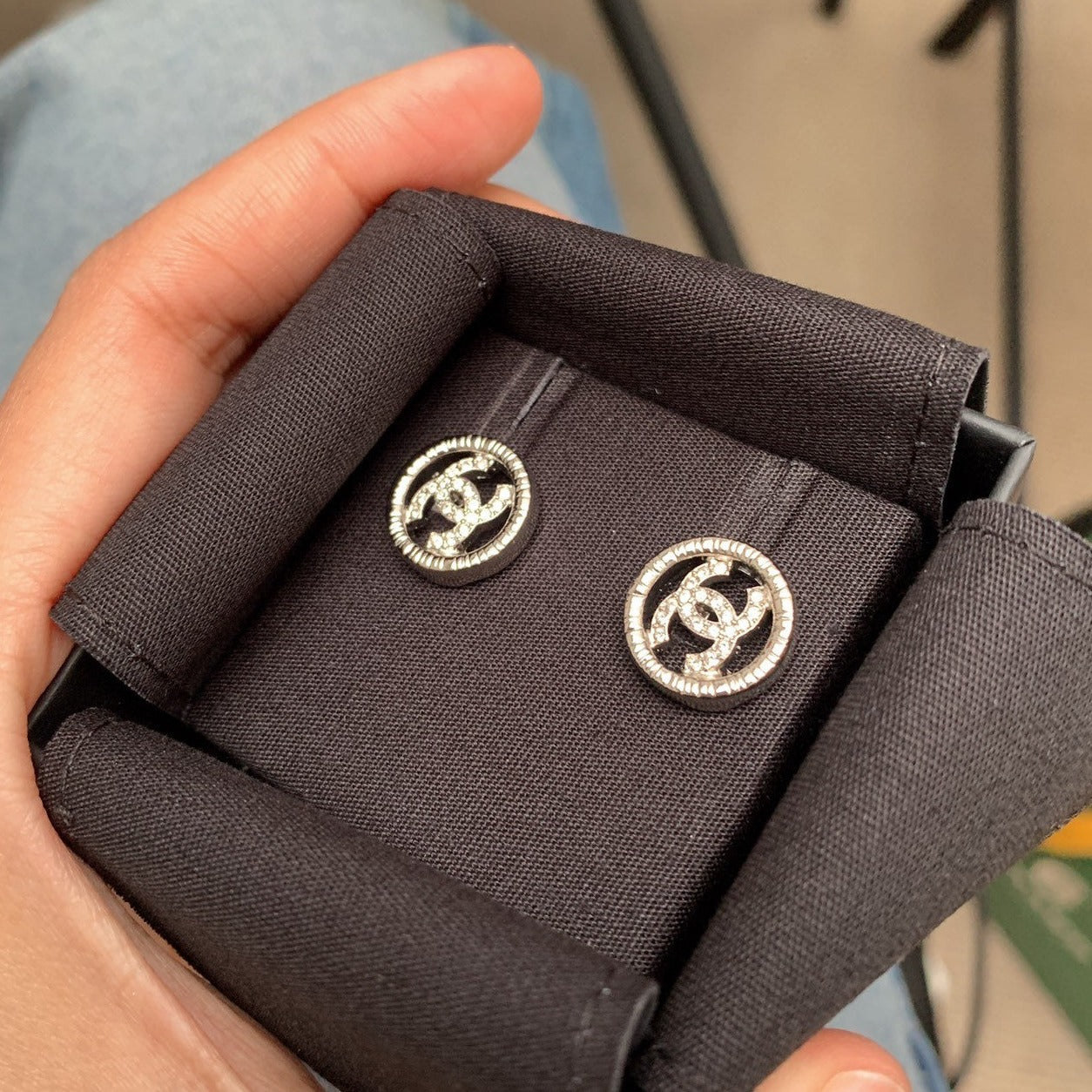 CHANEL✨ CIRCLE SILVER METAL EARRINGS 銀色小圈內排鑽耳針 -