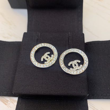 CHANEL✨| CC SILVER CIRCLE METAL AND CRYSTAL EARRINGS 圓圈簍空鑲鑽耳環 A9656 -