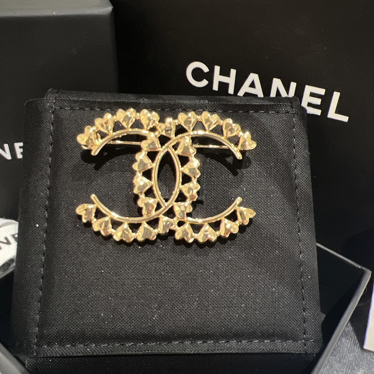 CHANEL▶︎✨| CC SMALL HEART METAL BROOCH 雙C小愛心金色胸針 ABA277 -