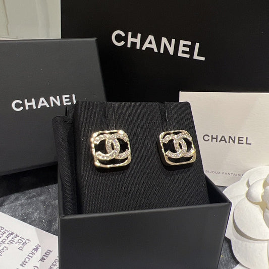 CHANEL▶︎✨| CC LOGO SQUARE METAL EARRINGS 方形水鑽耳環