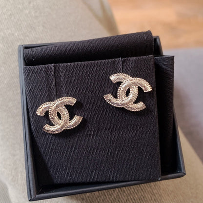 CHANEL✨ CC GOLD METAL EARRINGS 雙C金屬耳環 AB9702 -