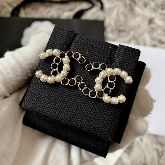 CHANEL✨ IMITATIOIN PEARL AND BLACK CRYSTAL EARRINGS 黑鑽白珍珠交叉大CC耳釘 AB4735 -