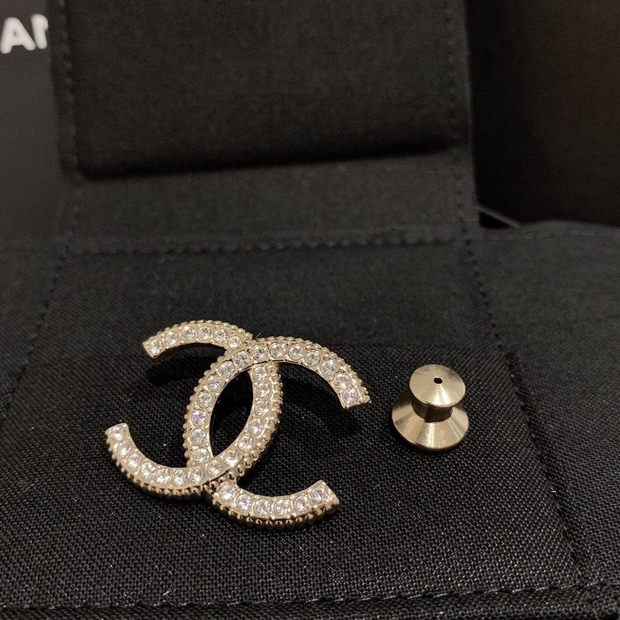 CHANEL✨ CC GOLD SHINING METAL BROOCH 亮金細CC胸針 -