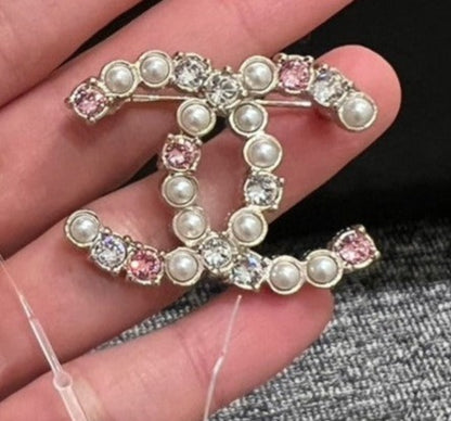 CHANEL▶︎✨| PEARL METAL BROOCH 小珍珠粉鑽胸針 ABA277 -