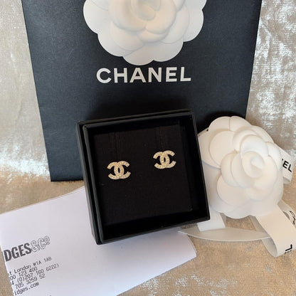 CHANEL✨ CC GOLD METAL EARRINGS 經典金色排鑽迷你耳針 -