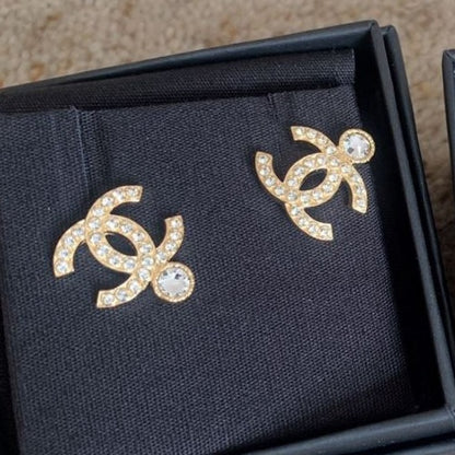 CHANEL✨| CC GOLD METAL EARRINGS 單鑽連排金色耳針 AB8946 -